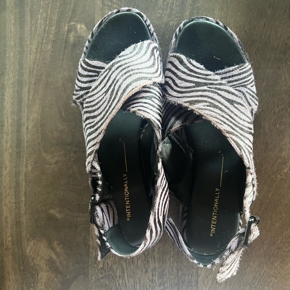 Intentionally Blank // Sum Sandal in Lilac Zebra - Picture 4 of 6